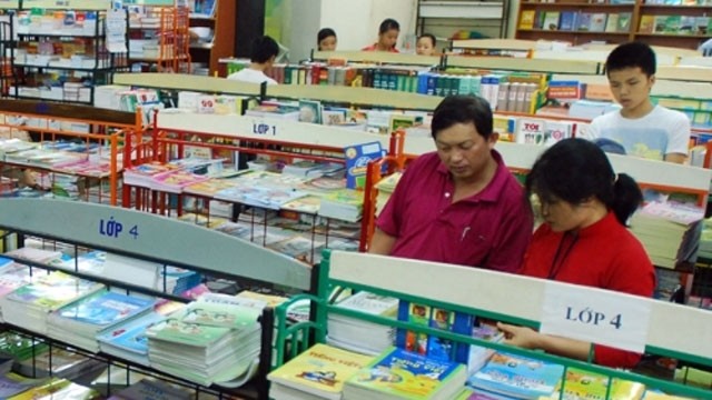 Phụ huynh chọn mua sách tại cửa hàng của Tổng Công ty Phát hành sách Việt Nam. Ảnh: Báo Nhân Dân.