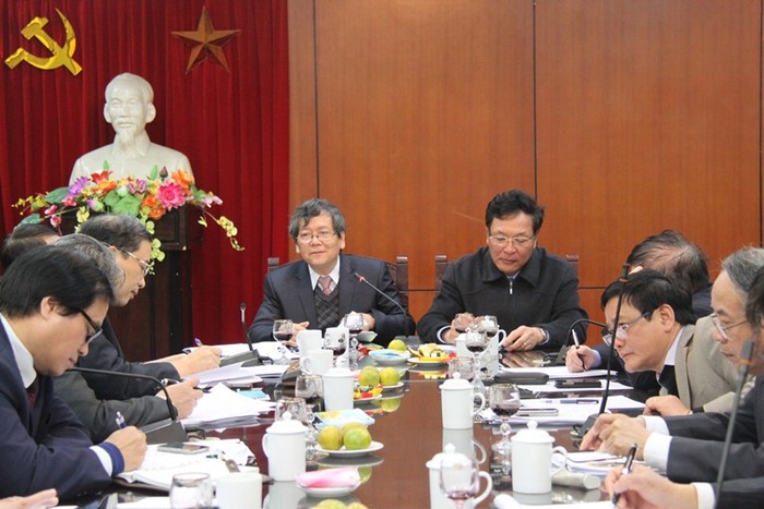 Tiến sĩ Vũ Ngọc Hoàng (người ngồi hàng ghế giữa, bên trái) trong một buổi làm việc với Bộ Giáo dục và Đào tạo về việc phối hợp triển khai thực hiện Nghị quyết 29 của Ban Chấp hành Trung ương Đảng khóa XI. Ảnh: Tạp chí Tuyên Giáo.