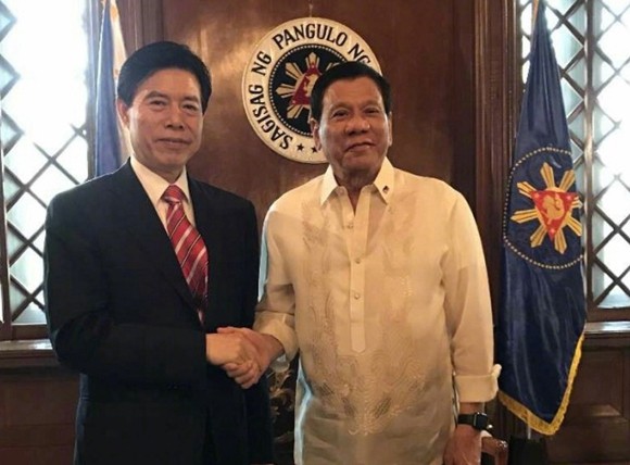 Bộ trưởng Thương mại Trung Quốc Chung Sơn và Tổng thống Philippines Rodrigo Duterte, ảnh: guancha.cn.