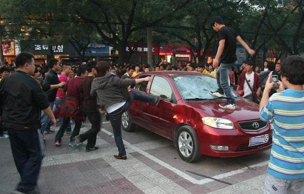Hình ảnh một chiếc xe hơi trở thành nạn nhân cho những thanh niên Trung Quốc đập phá trong một cuộc biểu tình chống Nhật Bản năm 2012 có thể tái diễn với Hàn Quốc vì vụ THAAD, ảnh: Thời báo Hoàn Cầu.