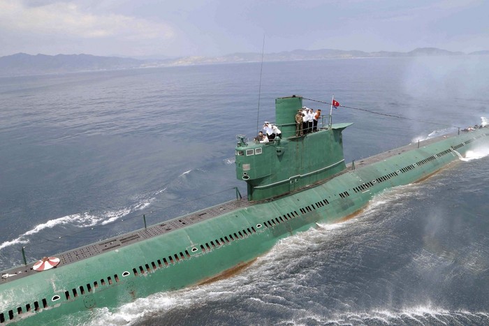 Nhà lãnh đạo Kim Jong-un trong một chuyến thị sát tàu ngầm hải quân Triều Tiên, ảnh: Business Insider.
