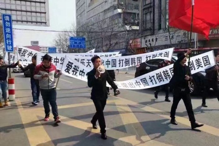 Một nhóm người Trung Quốc biểu tình chống Hàn Quốc và Hoa Kỳ, ảnh: ABC News.