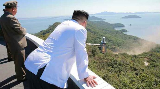 Nhà lãnh đạo Triều Tiên Kim Jong-un theo dõi một vụ phóng tên lửa, ảnh: nknews.org.