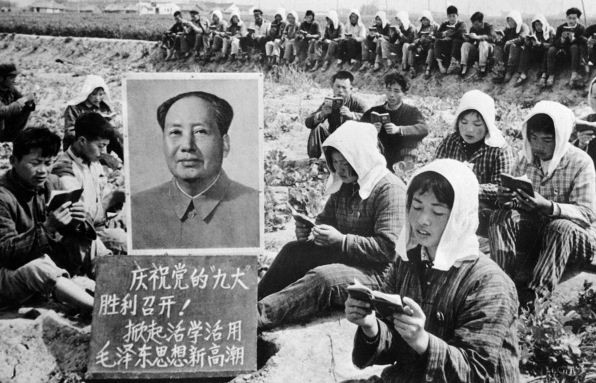 Dân chúng Trung Quốc học tập tư tưởng Mao Trạch Đông qua cuốn sổ tay Mao Trạch Đông ngữ lục, ảnh: SCMP.