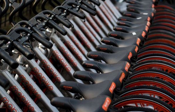 Những chiếc xe đạp Mobike người dùng tự sử dụng, tự thanh toán có mặt khắp các ngóc ngách ở Thượng Hải, một ví dụ rõ nét nhất của thị trường thanh toán kĩ thuật số, tiêu dùng thông minh. Ảnh: SCMP.