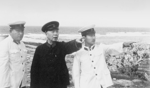 Lưu Hoa Thanh, Tư lệnh Hải quân Trung Quốc (áo đen) thị sát trái phép đảo Phú Lâm, Hoàng Sa tháng 3/1985. Ảnh: Nhân Dân nhật báo.