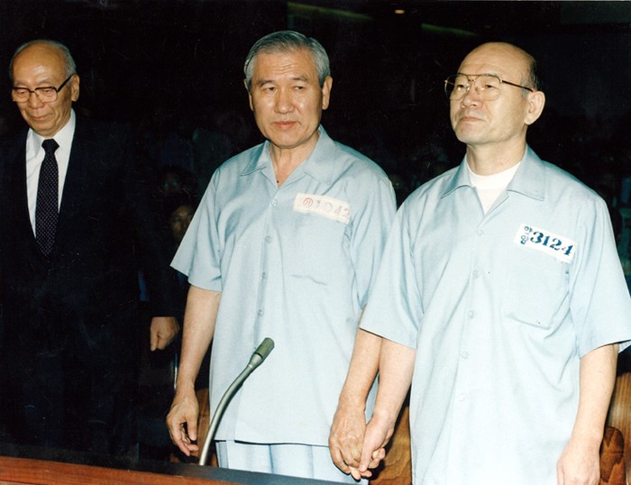 2 cựu Tổng thống Hàn Quốc Roh Tae-woo và Chun Doo-hwan phải hầu tòa trong phiên tòa ngày 26/8/1996, ảnh: Korea Times.