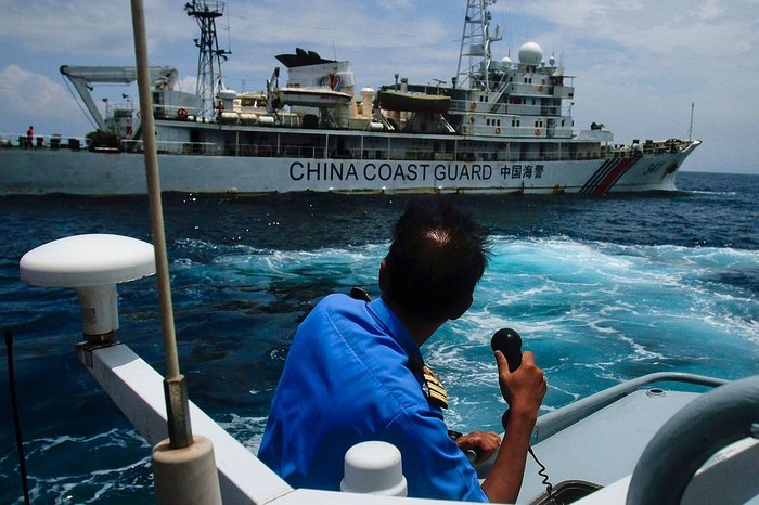 Lực lượng chức năng Malaysia tìm cách xua đuổi tàu Cảnh sát biển Trung Quốc xâm phạm vùng đặc quyền kinh tế nước này, ảnh: Peace and Freedom.