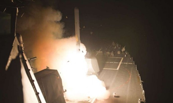 Tên lửa hành trình Tomahawk Mỹ phóng từ chiến hạm ngoài Địa Trung Hải vào Syria, ảnh: SCMP.