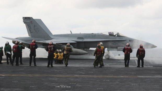 Chiến đấu cơ F/A 18 trên tàu sân bay USS Carl Vinson, ảnh: smh.com.au.