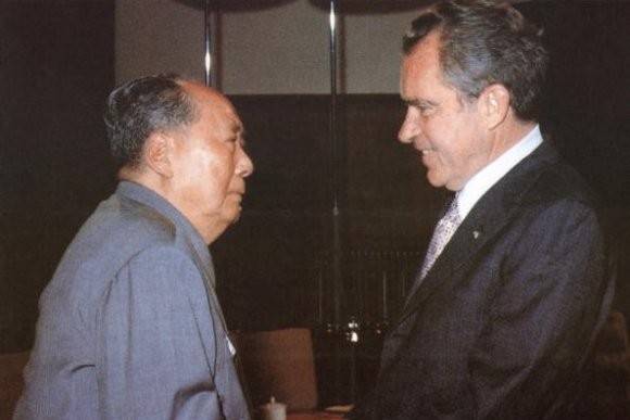 Cái bắt tay Thượng Hải 1972 giữa Tổng thống Mỹ Nixon với Chủ tịch Trung Quốc Mao Trạch Đông làm thay đổi cục diện thế giới, tác động đến nhiều nước, trong đó có Việt Nam. Ảnh: abc.net.au