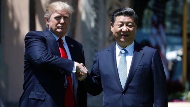 Cái bắt tay xuyên Thái Bình Dương giữa Chủ tịch Trung Quốc Tập Cận Bình với Tổng thống Mỹ Donald Trump tại Florida, Hoa Kỳ có thể tác động đến Biển Đông và cục diện Đông Bắc Á, ảnh: The Sydney Morning Herald.