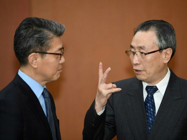 Trưởng đoàn đàm phán Hàn Quốc Kim Hong-kyun (trái) và Trưởng đoàn đàm phán Trung Quốc Vũ Đại Vĩ, ảnh: hk.on.cc