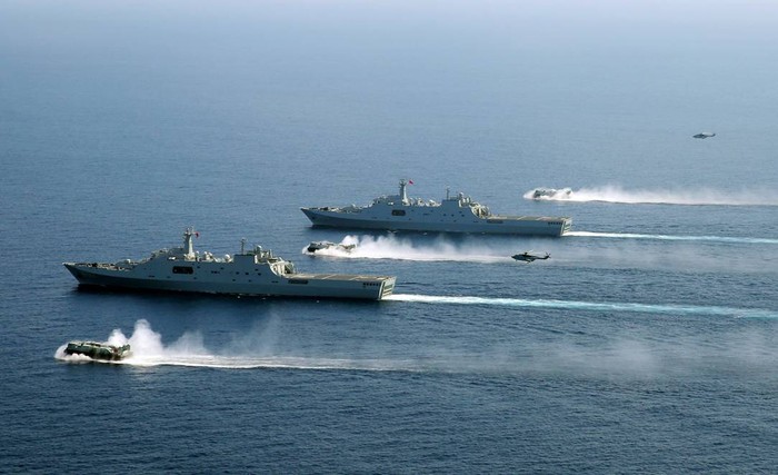 Hình ảnh 2 tàu lưỡng thê đổ bộ Trung Quốc tập trận ở Biển Đông, nguồn: Thời báo Hoàn Cầu.