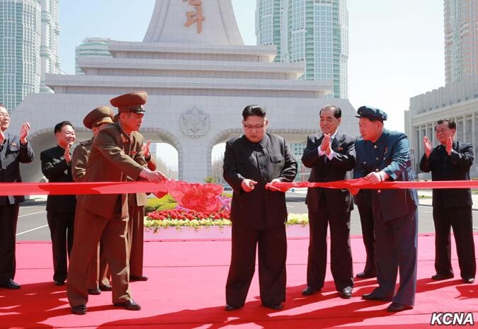 Giữa lúc Trung - Mỹ gây sức ép, nhà lãnh đạo Triều Tiên vẫn ung dung đi dự cắt băng khánh thành cụm chung cư ở Bình Nhưỡng hôm qua, ảnh: Thời báo Hoàn Cầu / KCNA.