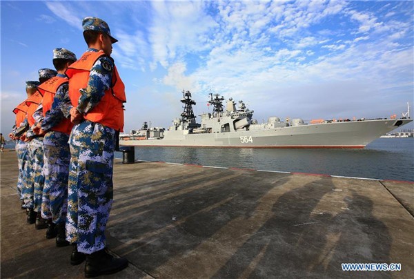 Lính Trung Quốc đứng đón chiến hạm Nga ghé thăm trụ sở Hạm đội Nam Hải ở Trạm Giang, sau khi tập trận chung trên Biển Đông năm ngoái, ảnh: Tân Hoa Xã.