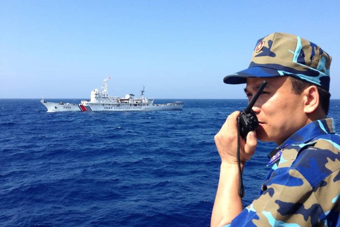 Cảnh sát biển Việt Nam kêu gọi tàu Cảnh sát biển và giàn khoan 981 Trung Quốc rời khỏi vùng đặc quyền kinh tế, thềm lục địa hợp pháp của Việt Nam trong khủng hoảng giàn khoan năm 2014, ảnh: The Japan Times.