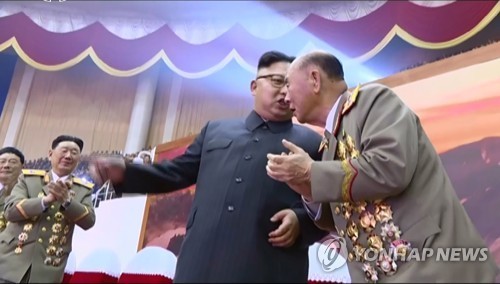 Nhà lãnh đạo Triều Tiên Kim Jong-un và Tổng tham mưu trưởng Ri Myong-su, ảnh: Yonhapnews.