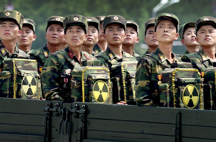Lực lượng vũ trang Triều Tiên tham gia duyệt binh chào mừng ngày sinh nhật ông Kim Nhật Thành hôm 15/4 tại Bình Nhưỡng, ảnh: Inquirer.