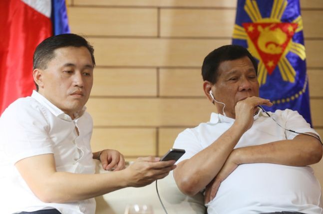 Tổng thống Philippines Rodrigo Duterte đã có cuộc điện đàm với cả Tổng thống Hoa Kỳ lẫn Chủ tịch Trung Quốc. Trong ảnh, ông Duterte điện đàm với ông Tập Cận Bình 26 phút chiều 3/5. Nguồn: Điện Manacanang / Rappler.