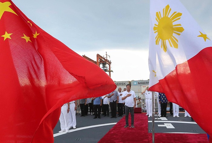 Tổng thống Philippines Rodrigo Duterte trải thảm đỏ đón 3 tàu chiến Trung Quốc đến thăm Davao, ảnh: EPA.