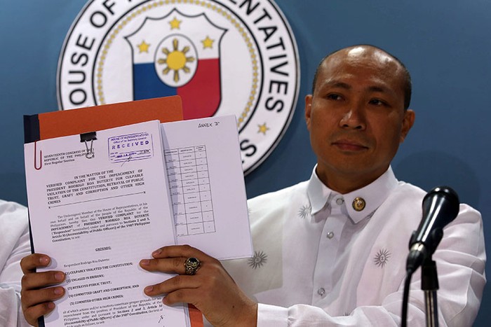 Nhà lập pháp Gary Alejano và bản sao đơn kiện Tổng thống Rodrigo Duterte, ảnh: Philstar.