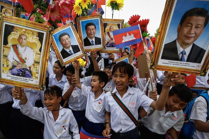 Hình ảnh những người Campuchia vẫy cờ và giương hình ảnh Chủ tịch Trung Quốc Tập Cận Bình đón ông sang thăm năm ngoái, ảnh: The Cambodia Daily.