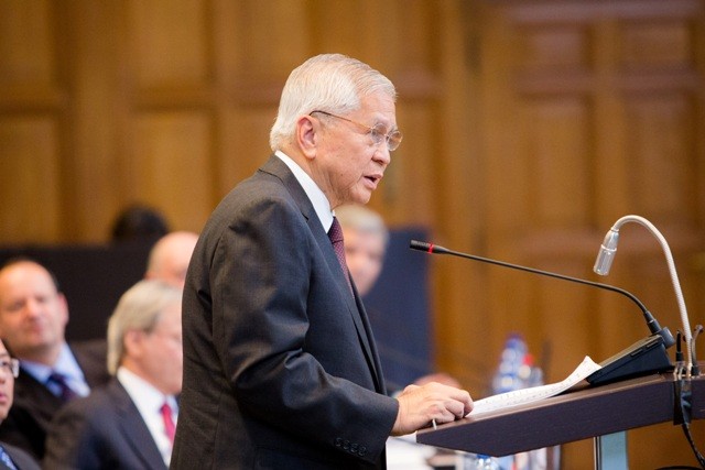 Cựu Ngoại trưởng Philippines Albert del Rosario trong phiên tòa lịch sử vụ kiện Biển Đông, ảnh: Philstar.