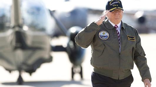 Tổng thống Mỹ Donald Trump thăm một căn cứ hải quân Hoa Kỳ, ảnh: CNBC.