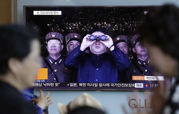 Dân Hàn Quốc theo dõi vụ thử tên lửa mới nhất của Triều Tiên qua bản tin trên truyền hình, ảnh: AP / SCMP.