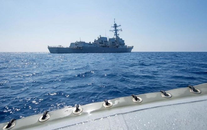 Tàu chiến Mỹ USS Dewey trên Biển Đông, ảnh: Reuters.