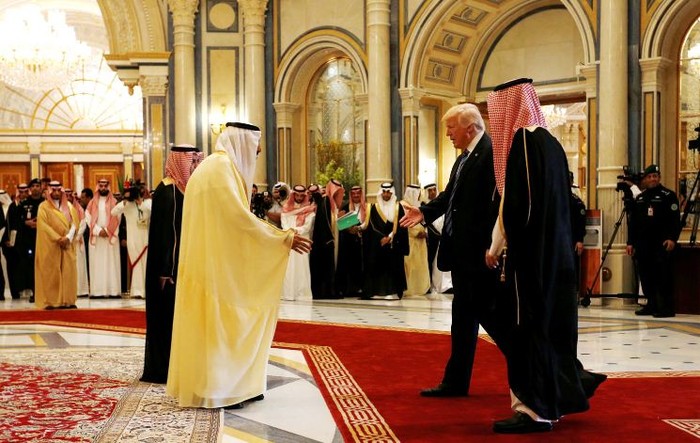 Vua Ả Rập Xê-út Salman tiếp Tổng thống Hoa Kỳ Donald Trump và ông được cho là có bài phát biểu &quot;lịch sử&quot; trước các nhà lãnh đạo thế giới Hồi giáo Ả Rập tập trung tại Riyadh. Ảnh: Reuters.