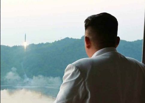 Ông Kim Jong-un quan sát vụ phóng tên lửa hôm qua. Ảnh: Yonhap News.