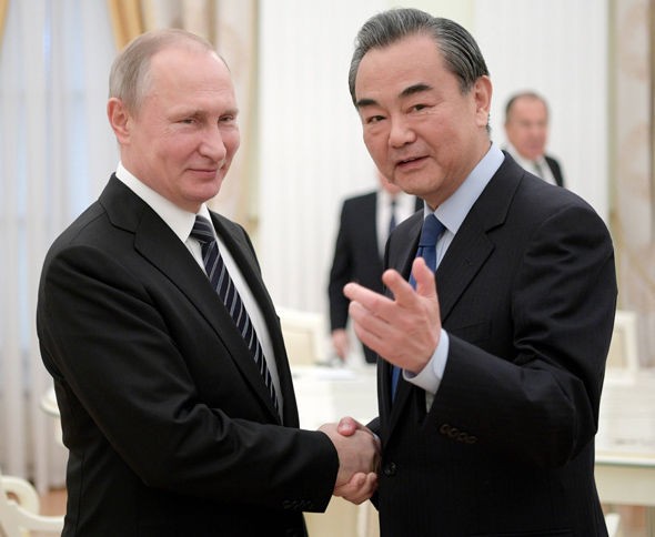 Tổng thống Nga Vladimir Putin tiếp Ngoại trưởng Trung Quốc Vương Nghị tại Điện Kremlin, ảnh: Daily Express.