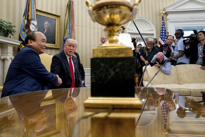 Tổng thống Mỹ Donald Trump và Thủ tướng Nguyễn Xuân Phúc tại Phòng Bầu Dục, Nhà Trắng. Ảnh: Andrew Harnik / Associated Press.