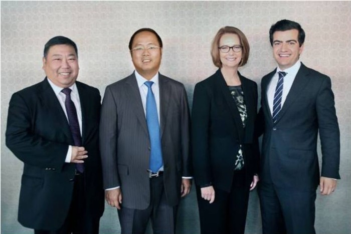 Huang Xiangmo thứ 2 từ trái qua phải, tiếp đến là cựu Thủ tướng Úc Julia Gillard và Thượng nghị sĩ Sam Dastyari. Ảnh: ABC News.