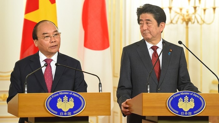 Thủ tướng Nguyễn Xuân Phúc và Thủ tướng Shinzo Abe, ảnh: Báo Nhân Dân.