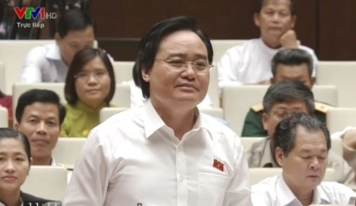 Bộ trưởng Bộ Giáo dục và Đào tạo Phùng Xuân Nhạ giải trình trước Quốc hội hôm 9/6 về một số vấn đề giáo duc. Ảnh chụp màn hình chương trình thời sự của VTV1.