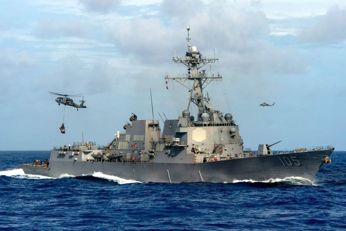 Chiến hạm USS Dewey tiến hành diễn tập bên trong 12 hải lý quanh bãi Vành Khăn hôm 24/5, ảnh: ABC News.