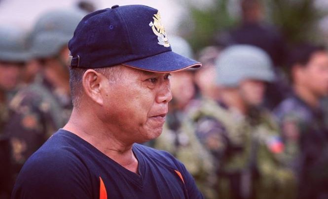 Tướng Gary Mueco, một chỉ huy lực lượng chống khủng bố tại Marawi cũng phải rơi nước mắt trước tội ác những kẻ khủng bố gây ra với dân chúng địa phương. Ảnh: ABS CBN.