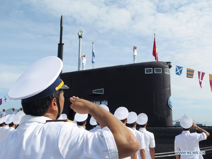 Lễ thượng cờ tàu ngầm 185 Khánh Hòa tại cảng Cam Ranh ngày 1/8/2015, đây là chiếc thứ 4 trong 6 tàu ngầm Kilo Việt Nam mua của Nga. Ảnh: Tân Hoa Xã.