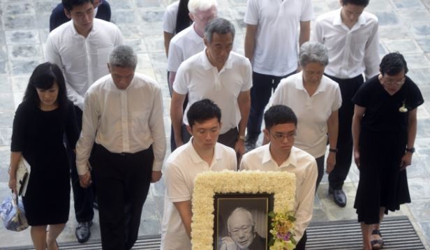 Lần cuối 3 anh em họ Lý xuất hiện công khai cùng nhau là trong đám tang cố Thủ tướng Lý Quang Diệu. Ảnh: AP.