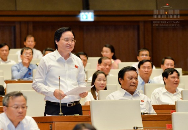 Bộ trưởng Phùng Xuân Nhạ trả lời trước Quốc hội, ảnh: quochoi.vn.