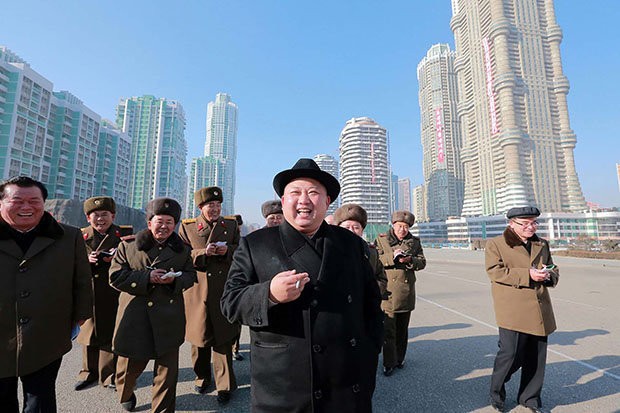 Nhà lãnh đạo Kim Jong-un và một số quan chức cấp cao Triều Tiên trên phố RyomYong, BÌnh Nhưỡng, ảnh: Daily Star.