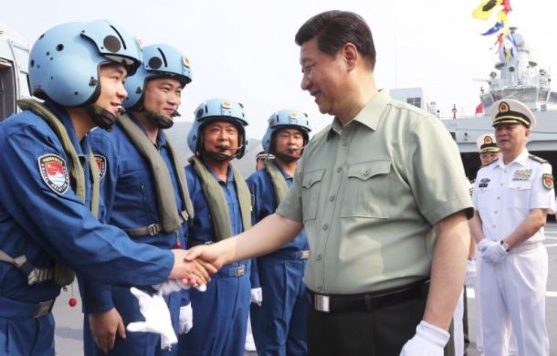 Ông Tập Cận Bình thăm lực lượng phi công huấn luyện cất hạ cánh từ tàu sân bay Liêu Ninh, ảnh: SCMP.