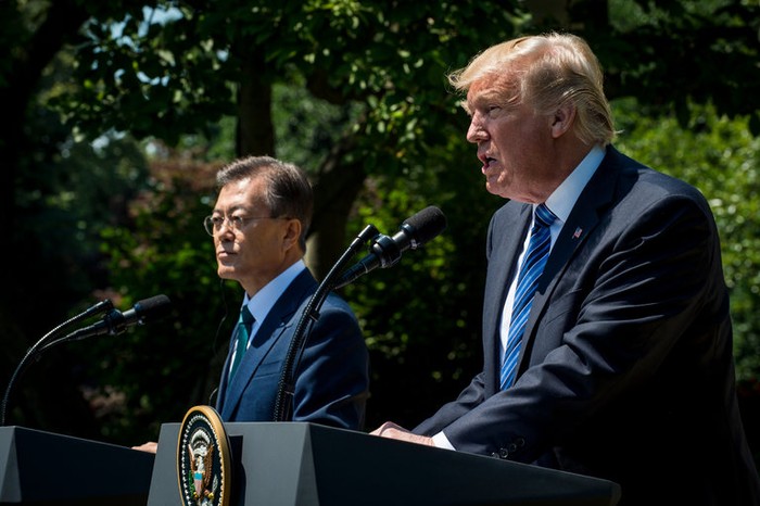 Tổng thống Mỹ Donald Trump và Tổng thống Hàn Quốc Moon Jae-in tại Vườn Hồng, Nhà Trắng, ảnh: Pete Marovich / The New York Times.