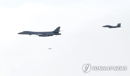 Máy bay ném bom B-1 Lancer của Hoa Kỳ thả quả bom GBU-56 xuống mục tiêu giả định tại dãy núi Pilsung ở tỉnh Gangwon gần biên giới hai miền Triều Tiên ngày 8/7. Ảnh: Yonhap News.