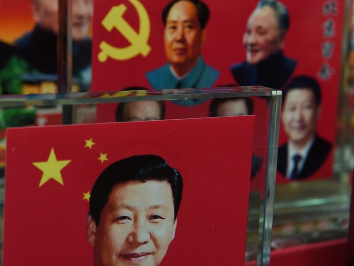 Hình ảnh ông Tập Cận Bình xuất hiện trên các sản phẩm quà lưu niệm giống 2 vị lãnh đạo quá cố, Mao Trạch Đông và Đặng Tiểu Bình. Ảnh: Đa Chiều.