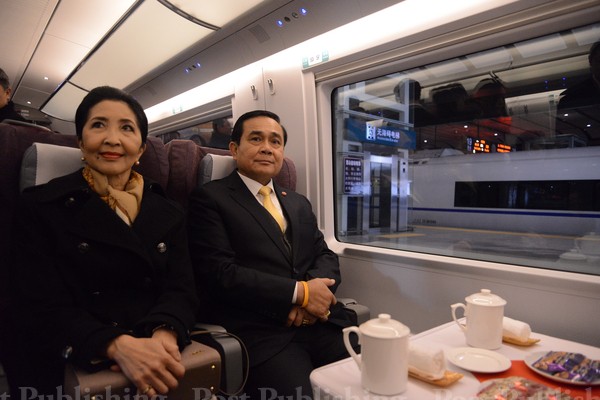 Vợ chồng Thủ tướng Thái Lan trải nghiệm dịch vụ đường sắt cao tốc Trung Quốc trong một chuyến thăm Bắc Kinh năm 2014. Ảnh: news.hexun.com.