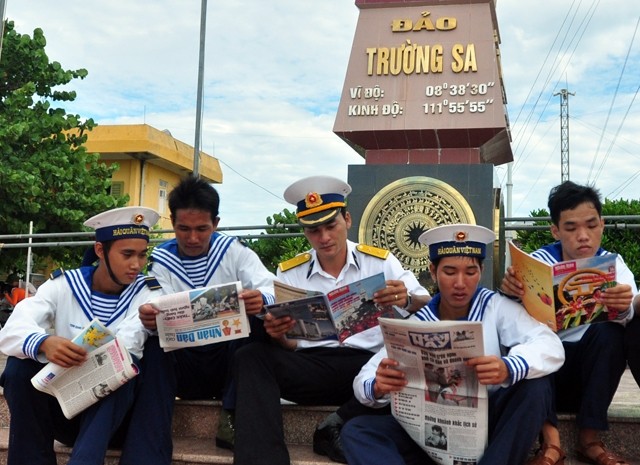 Các ấn phẩm của Báo Nhân Dân đến với các chiến sĩ đang làm nhiệm vụ tại quần đảo Trường Sa. Ảnh: ĐĂNG ANH / Báo Nhân Dân.